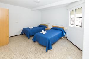 Postel nebo postele na pokoji v ubytování Hostal El Mercat