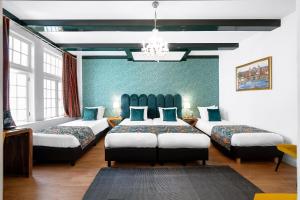 sypialnia z 2 łóżkami i żyrandolem w obiekcie Hotel des Arts w Amsterdamie