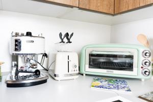 encimera de cocina con microondas y tostadora en Casa Vacanze La Perla del Lago, en Passignano sul Trasimeno