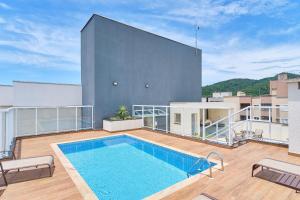 a swimming pool on the roof of a building at 500 metros da Orla Itaguá em Ubatuba - Varanda Gourmet/ Wi-fi in Ubatuba
