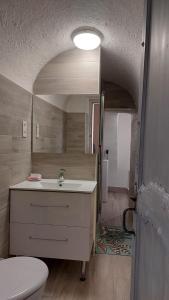 een badkamer met een wastafel en een toilet bij La Casa Monti au coeur du village de Lama in Lama