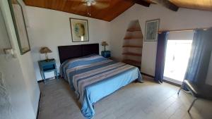 een kleine slaapkamer met een bed en een raam bij La Casa Monti au coeur du village de Lama in Lama