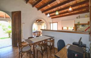 - une salle à manger avec une table et des chaises dans l'établissement Sa Vinyeta, à Selva