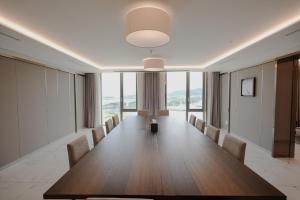 a conference room with a long table and chairs at Hotel Marinabay Seoul Ara in Gimpo