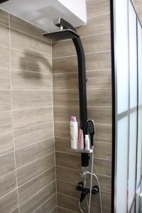 El baño incluye ducha con cabezal negro. en Luxe Central Apt: Free Parking, en Oradea