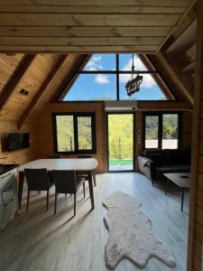 een keuken en een woonkamer met een tafel en stoelen bij Hidden Garden Bungalow in Trabzon