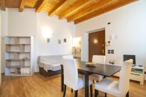 une salle à manger avec une table et des chaises blanches dans l'établissement Villa Bevilacqua Nuovo bilocale modernopiscina, à Caprino Veronese