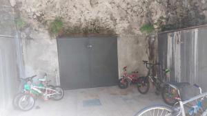 - un groupe de vélos garés dans un garage dans l'établissement Villa Bevilacqua Nuovo bilocale modernopiscina, à Caprino Veronese
