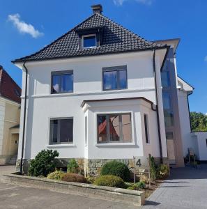 エルデにあるFerienwohnung Haus Knäppen Size Sの黒屋根白屋根