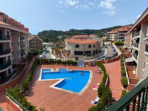 einen Balkon mit Poolblick in der Unterkunft Apartamento con vistas al mar, piscina y parking in Sanxenxo