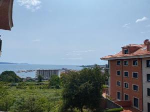 ein Gebäude mit Meerblick in der Unterkunft Apartamento con vistas al mar, piscina y parking in Sanxenxo