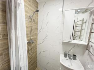 キシナウにあるRentHouse Apartments Sleep&Go #4のシャワーと洗面台を備えた白いバスルーム +13枚の写真