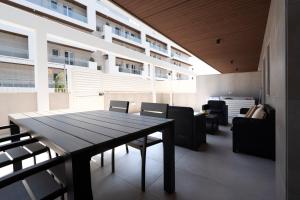 Un comedor con mesa y sillas en Home - Casa Favola Mia, en Monopoli