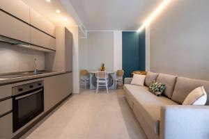 una sala de estar con un sofá y una mesa en Home - Casa Favola Mia, en Monopoli