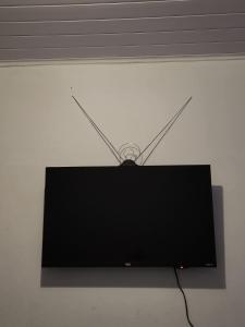 a flat screen tv sitting on top of a wall at Lofts Visconde in Joinville