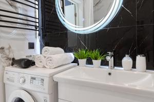 TaldykolʼにあるЖК Алпамысの洗濯機と洗面台を備えたバスルーム