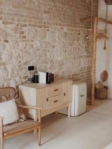 Habitación con armario de madera y pared de ladrillo. en LISSA home en Vis