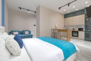 TaldykolʼにあるЖК Алпамысの大きなベッドとキッチンのある寝室 +16枚の写真