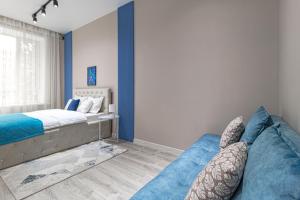 TaldykolʼにあるЖК Алпамысのベッドとソファのある寝室