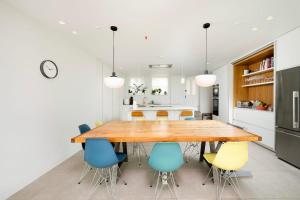 una cucina e una sala da pranzo con tavolo e sedie in legno di Beautiful 4BR Home in Vibrant Haringey a Londra