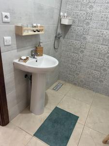 a bathroom with a sink and a shower at Emplacement idéal : Appartement lumineux El Jadida in El Jadida