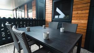 einen Holztisch und Stühle in einem Restaurant in der Unterkunft Micro-Cabin by the Kolpa River Metlika in Gradac