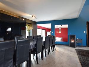 Morhet的住宿－Modern Cottage in Vaux sur S re with Sauna，用餐室配有长桌和黑椅子