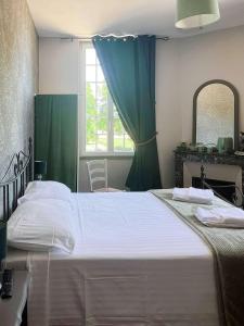Un pat sau paturi într-o cameră la Room in Guest room - Les Chambres De Vilmorais - Verte Dutronc