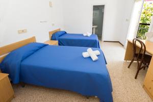 Postel nebo postele na pokoji v ubytování Hostal El Mercat
