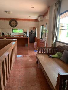 sala de estar con bancos de madera y cocina en 中泰一家亲 en Chiang Mai