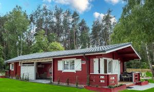 una pequeña casa roja con techo en Kolorowe Zacisze, 