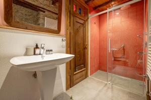 ein Badezimmer mit Waschbecken und Dusche in der Unterkunft Sakin Ev in Alacati
