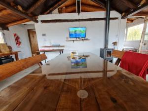 a living room with a table and a tv at Espacio Nux in Los Árboles