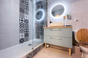 uma casa de banho com um chuveiro, um lavatório e um WC. em DECAROLI - Stylish and Central Renovated Modern Studio em Saint-Laurent-du-Var