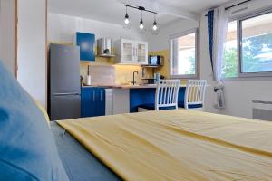 uma cozinha com uma cama grande num quarto em DECAROLI - Stylish and Central Renovated Modern Studio em Saint-Laurent-du-Var