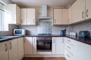 Kitchen o kitchenette sa Cheerful 3 Bedroom Family Home with parking