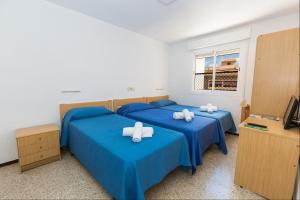 Postel nebo postele na pokoji v ubytování Hostal El Mercat