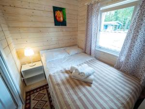 Habitación pequeña con cama y ventana en Kolorowe Zacisze, 