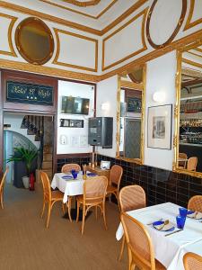 バレンシアにあるHotel El Sigloの天井のレストラン(テーブル、椅子付)