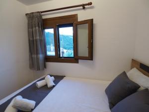 una camera da letto con un letto con specchio e una finestra di Aiora View a Theológos