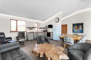 Posezení v ubytování 4bed 4bath Sauna & Hot tub