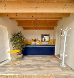 勒沙托多莱龙LA CASA DE BABOU的厨房配有蓝色柜台和木质天花板