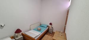 um pequeno quarto com uma cama e uma mesa em MatyiLak em Tîrgu Secuiesc