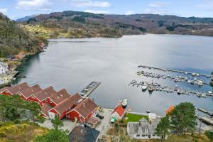an aerial view of a lake with houses and a dock at Tysnes Sjø og Fritid in Uggdalseidet