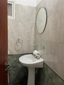 y baño con lavabo y espejo. en Departamento Amoblado hasta para 4 Personas en Paraná