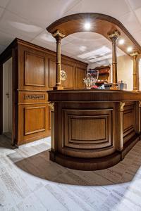 una cocina con una gran isla de madera en una habitación en Casa MT - Boutique Villa, en Gabrovo