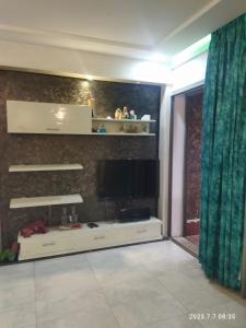 a living room with a flat screen tv on a wall at Marbella Beach îlot 5 in Mansouria