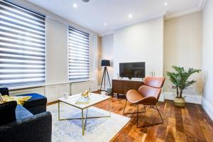 倫敦的住宿－Hybrid Resi - Battersea，带沙发和电视的客厅