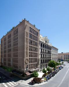 un gran edificio en una calle con aparcamiento en Hotel Opera, en Madrid