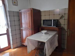 mały stolik w kuchni z kuchenką mikrofalową w obiekcie Il Casale degli Artisti w mieście Ravigliano